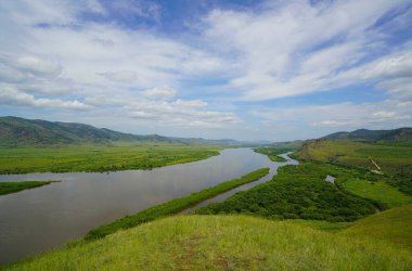 Buryatia 'nın en güzel doğal yerlerinde yaz yürüyüşü, nehrin kıyısında dur.