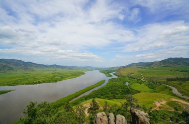 Buryatia 'nın en güzel doğal yerlerinde yaz yürüyüşü, nehrin kıyısında dur.