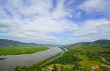 Buryatia 'nın en güzel doğal yerlerinde yaz yürüyüşü, nehrin kıyısında dur.