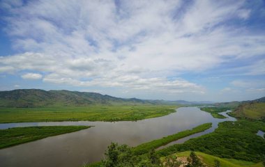 Buryatia 'nın en güzel doğal yerlerinde yaz yürüyüşü, nehrin kıyısında dur.