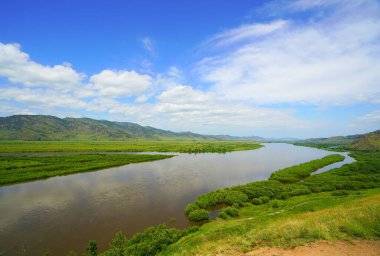 Buryatia 'nın en güzel doğal yerlerinde yaz yürüyüşü, nehrin kıyısında dur.