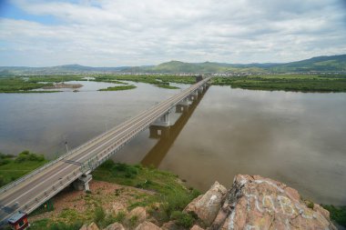Buryatia 'nın en güzel doğal yerlerinde yaz yürüyüşü, Selenga nehri üzerindeki köprü.