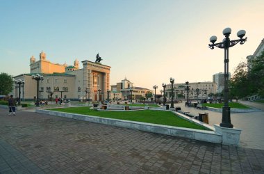 Şehir merkezinde akşam, Buryat Devlet Operası ve Bale Tiyatrosu