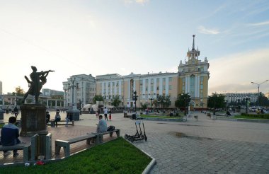 Şehir merkezinde akşam, Buryat Devlet Operası ve Bale Tiyatrosu