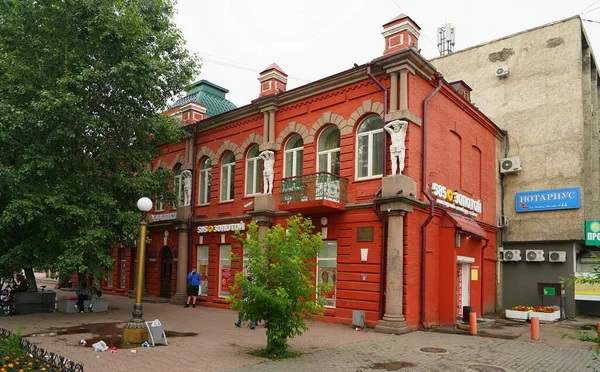 Vistas Urbanas Arquitectura Ulan Ude Casa Roja Con Atlantes — Foto de Stock