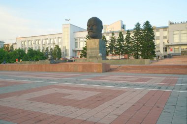 Şehir meydanı - Sovyet Meydanı ve Lenin Anıtı