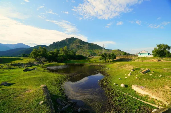 夏の晴れた日とバルグジン渓谷の美しい風景 — ストック写真