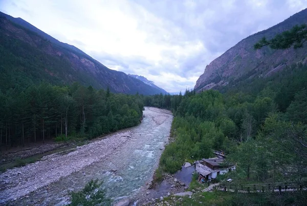 Serata Estiva Cupa Scorrimento Veloce Del Fiume Alla Montagna — Foto Stock