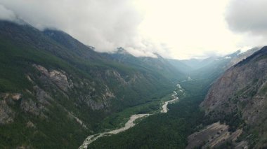 Kasvetli yaz sabahı ve dağ nehrinin hızlı akışı Alla