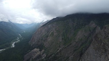 Kasvetli yaz sabahı ve dağ nehrinin hızlı akışı Alla