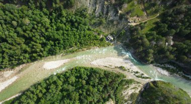 Kasvetli yaz sabahı ve dağ nehrinin hızlı akışı Alla