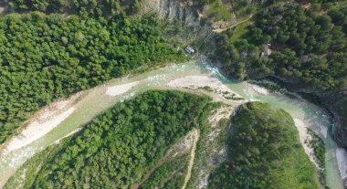 Kasvetli yaz sabahı ve dağ nehrinin hızlı akışı Alla