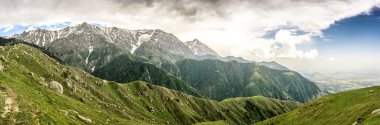 Kar Dağları Panoraması. Yeşil panoramik kar dağ, Himalaya