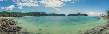 Deniz Sahil panoramik manzaralı. Okyanus plaj, Pangkor Adası, Malezya