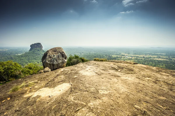 Sigiriya Rock görünümünden Pidurangala Rock, Sri Lanka.