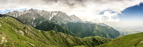 Kar Dağları Panoraması. Yeşil panoramik kar dağ, Himalaya