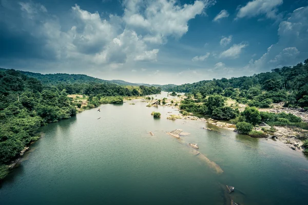 Renkli soğuk renk nehir manzarası. Doğal nehir manzara