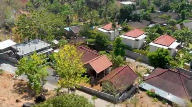 Hava aracı manzaralı balina köyü. Havuz ve villaları olan Amed. Bali, Endonezya.