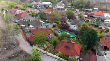 Hava aracı manzaralı balina köyü Bukit 'te havuzlar ve villalar var. Bali, Endonezya.