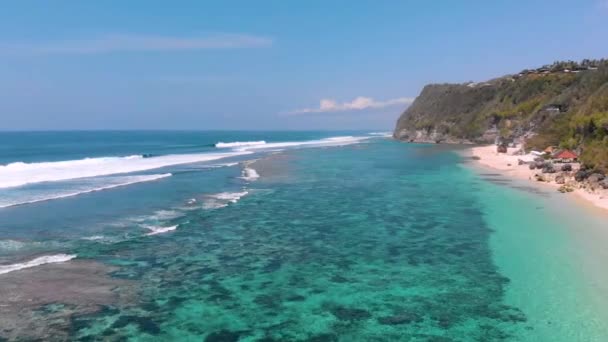 Widok z lotu ptaka na piękne dno oceanu z rafami i blaskiem wody Pantai Pandawa. Bali, Indonezja. — Wideo stockowe