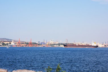 büyük kargo gemisi boğaz haçlar