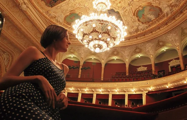 Opera iç ve kız