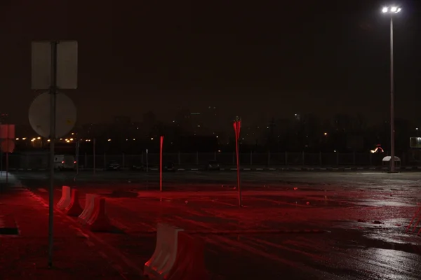 gece otoparkta ışık