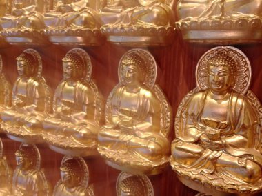 Çin Buda heykeli güçlü ışın etkisi ile altın