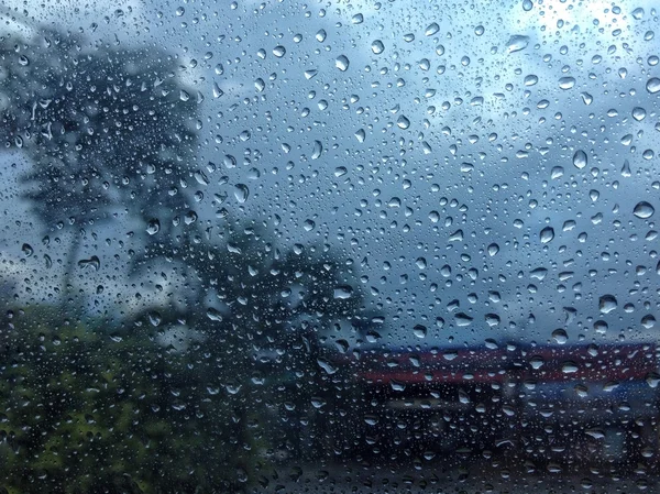 유리 배경에 비가 드랍 스/비 후 유리에 떨어진다 — 스톡 사진