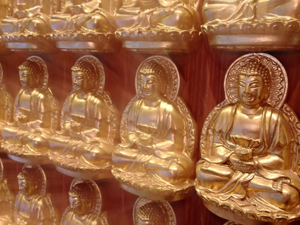 Arany kínai buddha szobor, vagy erős fény hatása — Stock Fotó