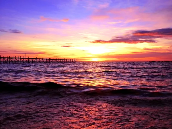 Sonnenuntergang am Strand mit schöner Himmelsfarbe — Stockfoto