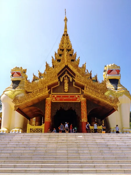 Nagy oroszlán őrei szobor bejáratnál Shwedagon Pagoda, április 15,2013 városban Yangon, Mianmar. — Stock Fotó