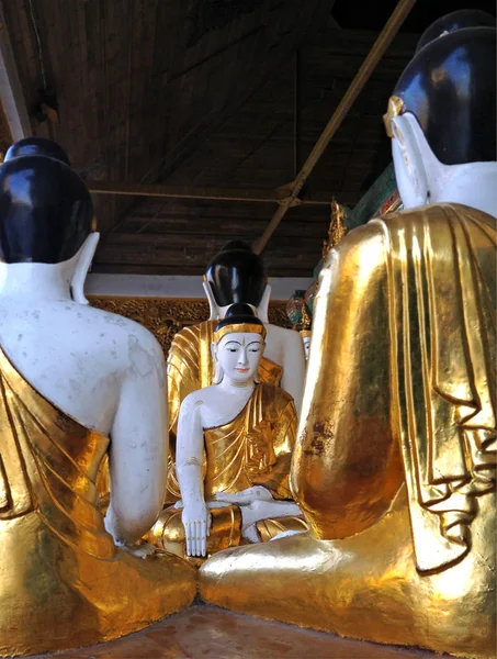 Zlaté a bílé sochy Buddhy v Shwedagon Pagoda v Rangúnu, — Stock fotografie