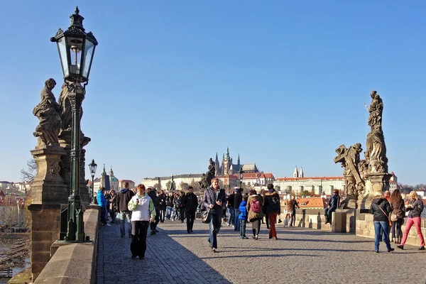 :Charles köprüsü, heykeller ve Mala Strana ve Prag kalesi manzarası.