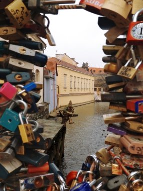 Bir köprü su cin ile Prag'da zincirlenmiş aşk kilitleri 
