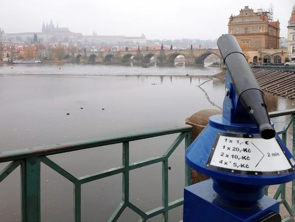 Jumelles à pièces avec la vieille ville de Prague — Photo