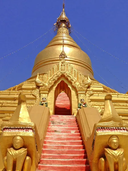 Kuthodaw Pagoda je buddhistická stúpa, nachází v Mandalay, Barma (Myanmar) — Stock fotografie