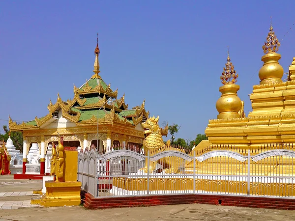 Kuthodaw Pagoda es una estupa budista, ubicada en Mandalay, Birmania (Myanmar ) — Foto de Stock