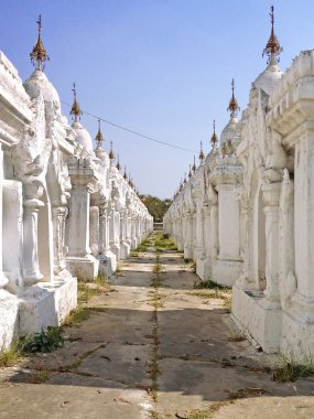 Kuthodaw Pagoda 729 ile dünyanın en büyük kitap bölümleri (ston
