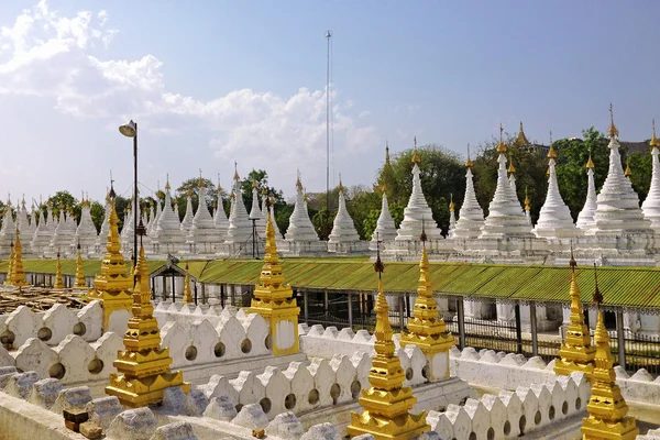 Stoepa's van Kuthodaw pagode in Mandalay, Myanmar — Stockfoto