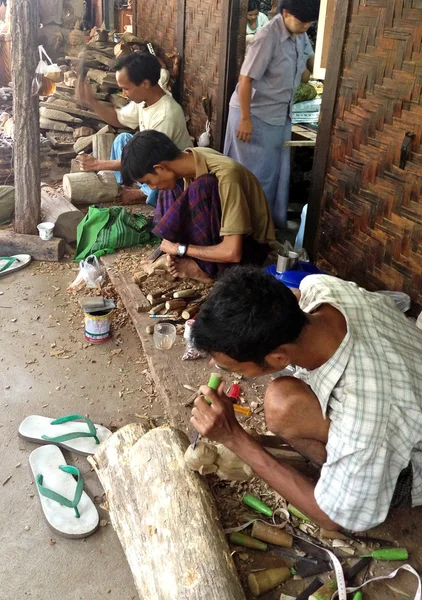 Mandalaj, Myanmar, 20 kwietnia 2013: Birmański rzemieślnik pracuje drewna. — Zdjęcie stockowe