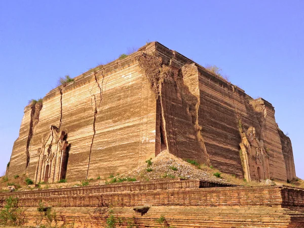 Ruinas de la pagoda Pahtodawgyi, dañadas por un terremoto, Mingu —  Fotos de Stock