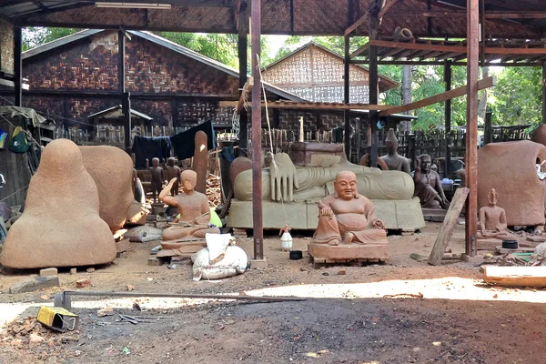 Geleneksel Buda heykeli üretim açık hava atölyesinde bronz