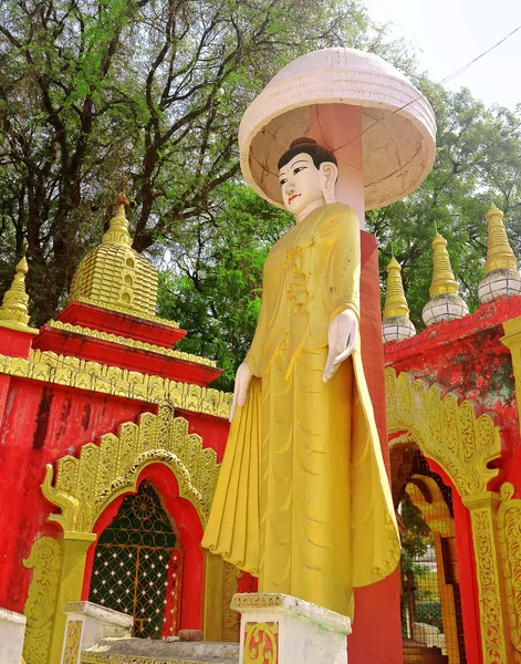 Zlatá socha Buddhy v klášteře Kyaw Aung San Dar v Amarapura — Stock fotografie