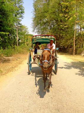 Myanmar-21 Nisan 2013: turistler için bir at arabası binmek