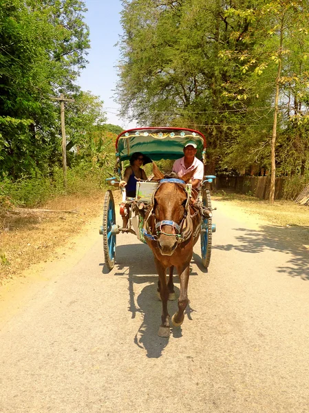 Myanmar-21 Nisan 2013: turistler için bir at arabası binmek