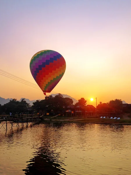 Recreación. Globo de aire caliente volando sobre el río Nam Song en su —  Fotos de Stock