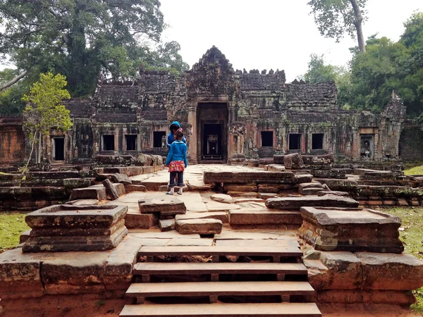 Muhteşem Angkor 'da antik Preah Khan tapınağına giriş