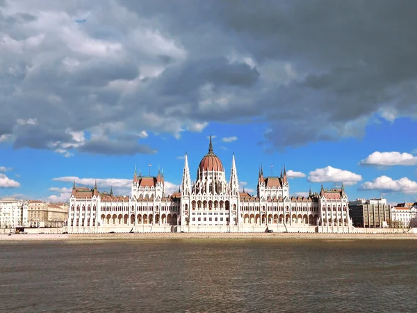 A magyar Parlament épülete a Duna partján — Stock Fotó