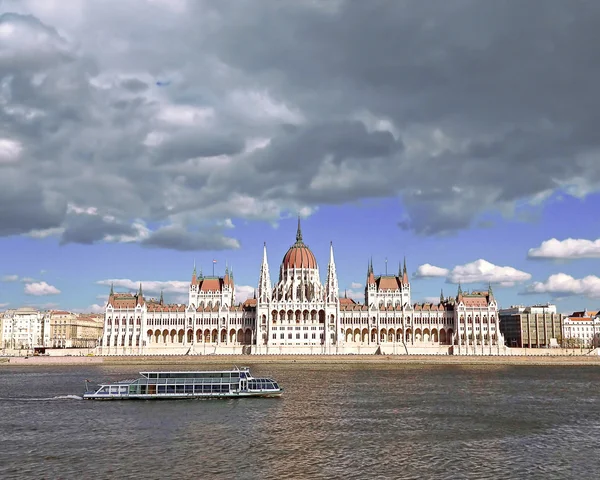 A magyar Parlament épülete a Duna partján — Stock Fotó